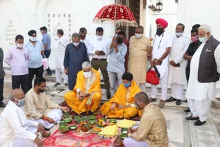 health-minister-ts-singhdev-worshiped-arms-on-vijayadashami-at-raghunath-palace-in-ambikapur