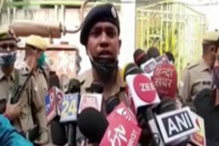 जानकारी देते पुलिस अधीक्षक.