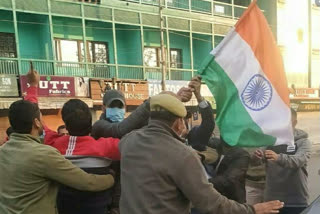 j-and-k-police-detain-bjp-workers-trying-to-hoist-tricolour-in-srinagar