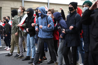 Protesters attack police station in Minsk's Central district