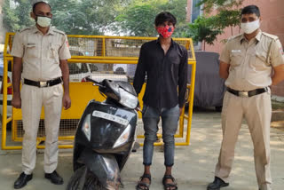 Dabri police arrested vehicle thief with scooty