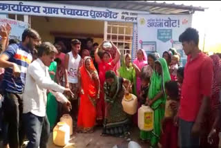 Villagers protest in Dhulkot village of Burhanpur by breaking utensils