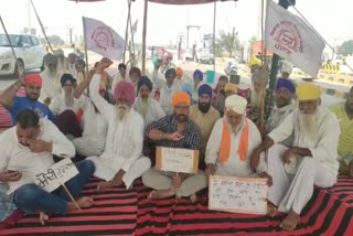 Farmers protest at toll plaza on Amritsar-Bathinda highway