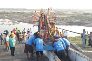 Uninterrupted immersion in Damodar River