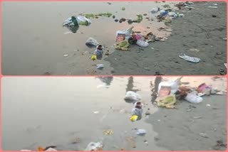 Junk of dirt on the bank of Yamuna in Jhangola village