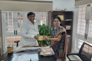 mla sunitha meet planning board vice chairman vinod kumar in hyderabad