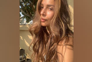 Malaika shares sunkissed selfie as she goes sans-makeup