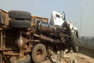 high-speed-mini-truck-overturned-on-bridge