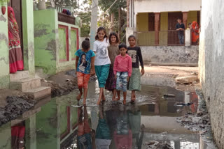 ग्राम पंचायत खलोया के मुख्य सड़क पर जलभराव.