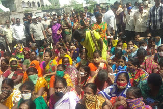 chandrayanagutta people protest at ghmc zonal office for flood relief fund