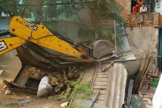 Noida Authority runs bulldozer in Sector 8 9 and 10 to remove encroachment