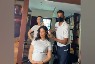 Kareena flaunts baby bump as she twins with Karisma during shoot