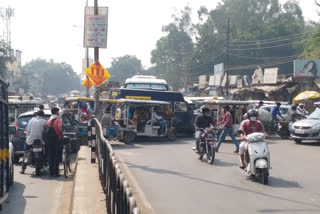 पुरनिया क्रॉसिंग पर लगा जाम.