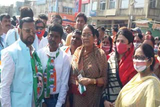 mother-and-wife-of-congress-candidate-jai-mangal-campaigned-in-bermo