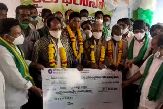 rythu bharosa cheque were distributed by veeravasaram mla