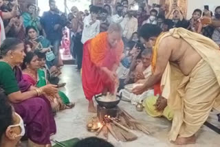 Devotees remove vada's from 'boiling oil' in Kumta