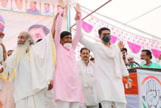 Sachin Pilot and Congress candidate Harivallabh Shukla during the meeting