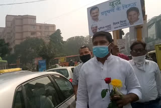 MLA Vinay Mishra distributed flowers on traffic light of Dwarka Sagarpur