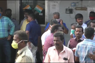 Thirumangalam Kappalur customs post  Employees blockade  திருமங்கலம் கப்பலூர் சுங்கச்சாவடியில் ஊழியர்கள் முற்றுகை போராட்டம்  கப்பலூர் சுங்கச்சாவடி  ஊழியர்கள் முற்றுகை போராட்டம்