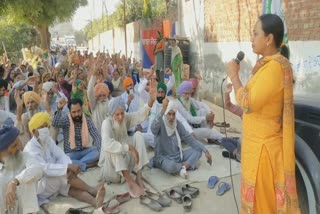 Family and organizations staged a dharna in front of the police station to arrest the killers of Akalia youth