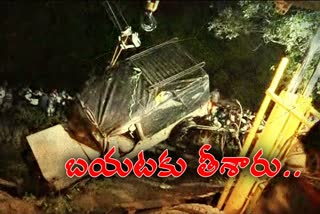 jeep bringout from well with help of crane in gavicharla incident