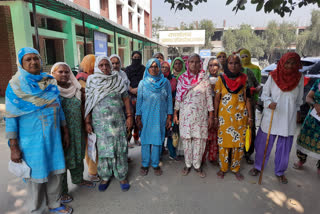 Elderly women met SDM due to non-pension in kharkhoda