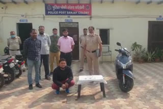 Delhi police arrested a robbers in Maidangarhi