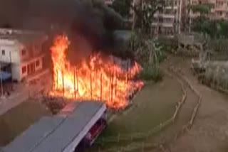 Massive fire breaks out at puja pandal