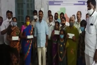 MLA given cheques to the families of handloom workers