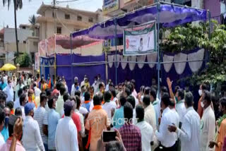 Bangalore:  BJP - JDS activists fight at election center