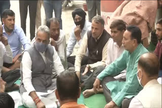 Faridabad MP Krishan Pal Gurjar meets the family members of nikita tomar