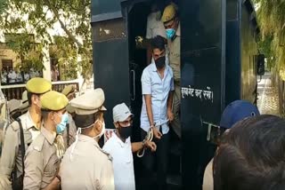 पीएफआई के सदस्यों को कोर्ट लेकर जाती पुलिस.