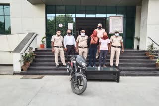 delhi police arrested two snatchers and a receiver