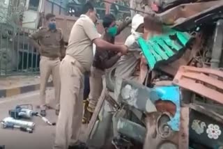 one killed, four injured in road accident on shaheed path lucknow