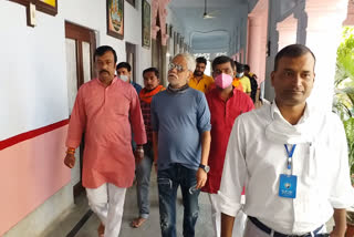 bollywood actor sanjay mishra arrives in gorakhpur uttar pradesh