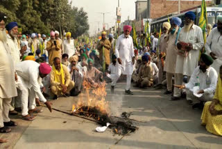 ਮਾਤਾ ਤੇਜ ਕੌਰ ਦੇ ਪਰਿਵਾਰ ਨੂੰ ਮੁਆਵਜ਼ੇ ਲਈ ਸੰਘਰਸ਼ ਤਹਿਤ ਕਿਸਾਨਾਂ ਨੇ ਕੈਪਟਨ ਦਾ ਪੁਤਲਾ ਫੂਕਿਆ