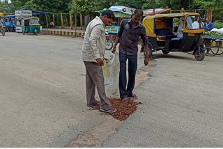 ರಸ್ತೆಗುಂಡಿ ಮುಚ್ಚಿದ ಆಟೋ ಚಾಲಕರು