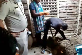 കാമുകന്‍റെ സഹായത്താല്‍ ഭര്‍ത്താവിനെ കൊലപ്പെടുത്തി  അഴുകിയ നിലയില്‍ മൃതദേഹം കണ്ടെത്തി  man allegedly killed by wife with help of lover  decomposed body found  west bengal  bengal crime news  crime news