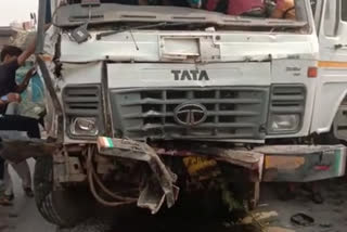 कार और ट्रक में आमने-सामने भिड़ंत, Car and truck clashed