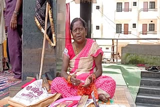 woman-of-hatkeshar-ward-sat-on-indefinite-strike-against-devangan-society-in-dhamtari