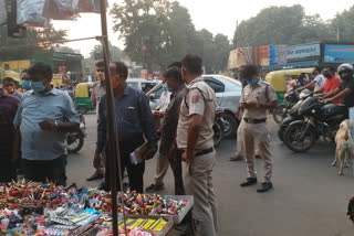 Challan deducted by the municipal team in Govindpuri Weekly Market