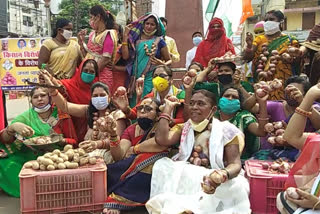 Congress protests against rising prices of onions in rajnandgaon