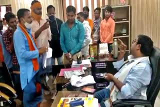 video-of-rajnandgaon-municipal-corporation-commissioner-chandrakant-kaushik-goes-viral