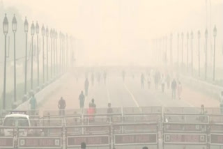 ഡൽഹിയിൽ വായു മലിനീകരണം രൂക്ഷം  air quality turns 'severe' in parts of Delhi  Visibility reduces in parts of Delhi  Delhi air quality  ഡൽഹി വായു നിലവാരം  വായു നിലവാര സൂചിക