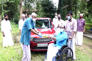 wheelchair person vasunni got gift from friends  friends gifted car for wheelchair person vasunni  വാസുണ്ണി സഹപാഠികൾ കാർ  ഓൾ കേരള വീൽചെയർ റൈറ്റ്‌സ് ഫെഡറേഷൻ  വാസുണ്ണി വീൽചെയർ  വീൽചെയർ മനുഷ്യർ