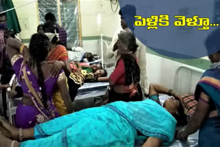 పెళ్లి వ్యాను బోల్తా... 16 మందికి గాయాలు