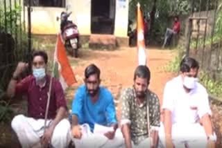 Youth Congress activists staged a sit-in protes  കുത്തിയിരിപ്പ് സമരം  യൂത്ത് കോൺഗ്രസ് പ്രവർത്തകർ  വില്ലേജ് ഓഫീസർ