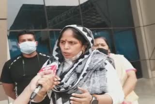 Congress councillor Guddi Devi attacked BJP ruled corporation in mcd