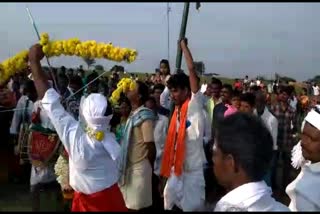 people-forget-social-gap-and-gathering-ambinotsava-in-chitradurga