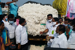 minister errabelli dayakar rao opened cci cotton sales at wangal